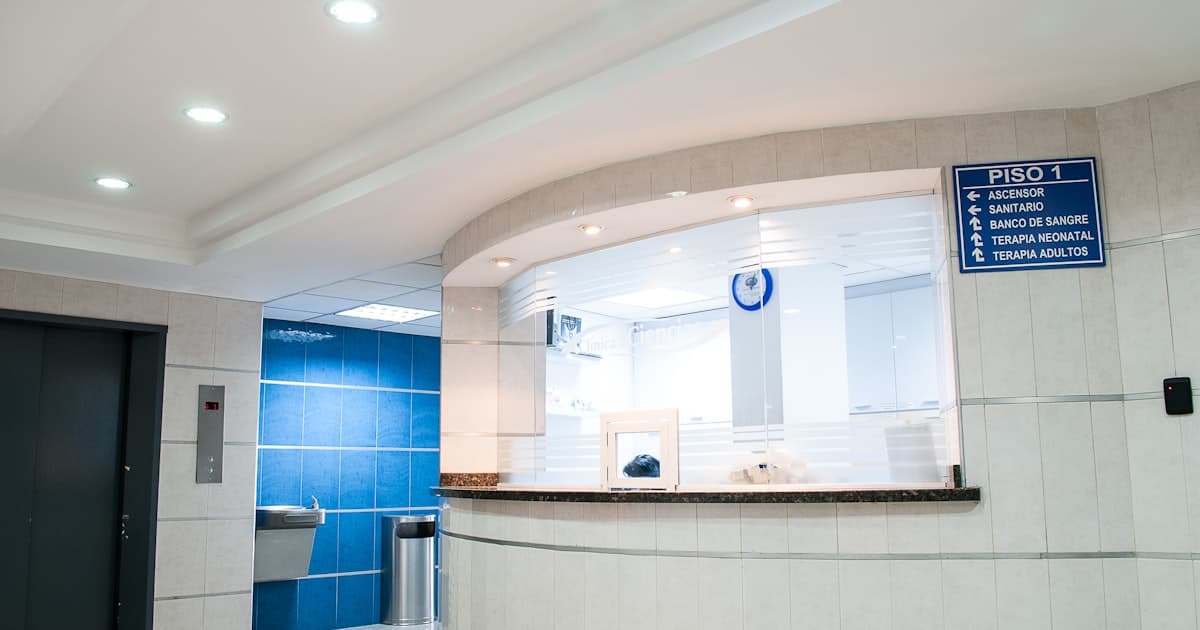 KI-Rezeptionist in der Klinik — No-Shows um 40% senken